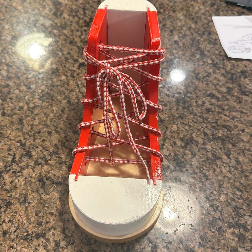 Melissa and Doug Wood, how to tie your shoelaces